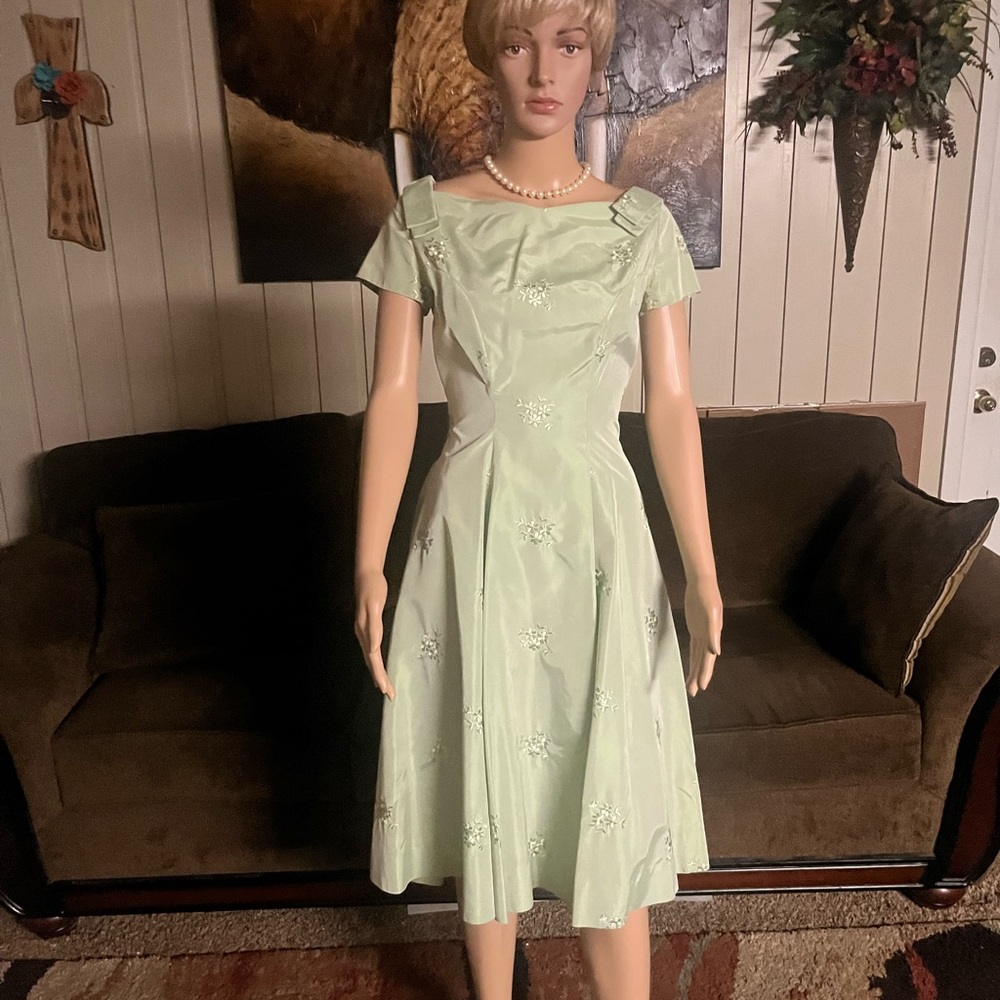 Vintage (1970’s) Mint Green Cocktail Dress W/ Floral Embroideries • Size Small - Picture 10 of 15